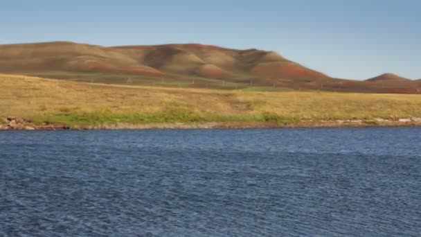 Lago de verano y colinas paisaje — Vídeos de Stock