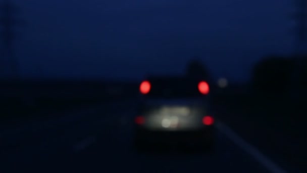 Nachtfahrten mit defokussiertem Scheinwerferlicht — Stockvideo