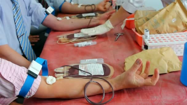 Doadores de sangue em laboratório de medicina no momento da doação — Vídeo de Stock