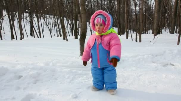Baby girl walking in winter park — Stock Video