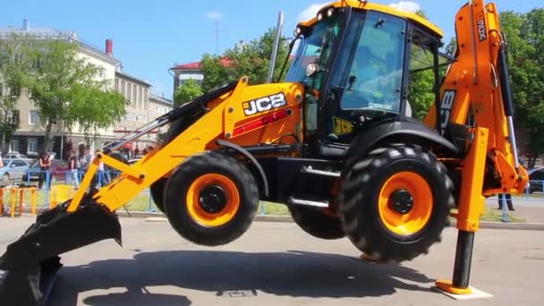 Çok fonksiyonlu traktör Fuarı nda gösteri — Stok video