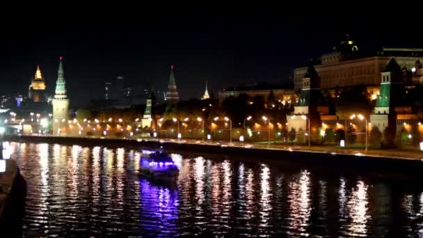 Ночной пейзаж Москвы на реке Кремль с кораблями - Timelapse — стоковое видео