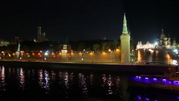 Μόσχα Κρεμλίνο ποταμού τοπίο νύχτα με πλοίο - timelapse — Αρχείο Βίντεο
