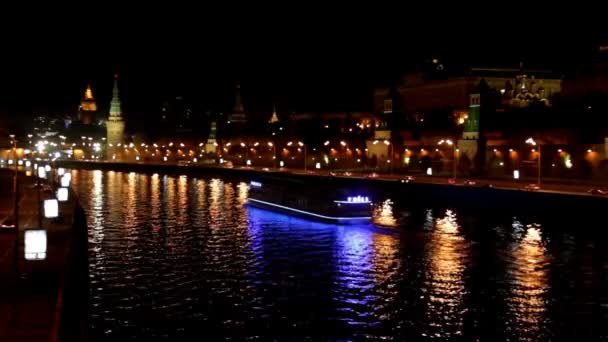 Moskau kremlin fluss nacht landschaft mit schiff — Stockvideo