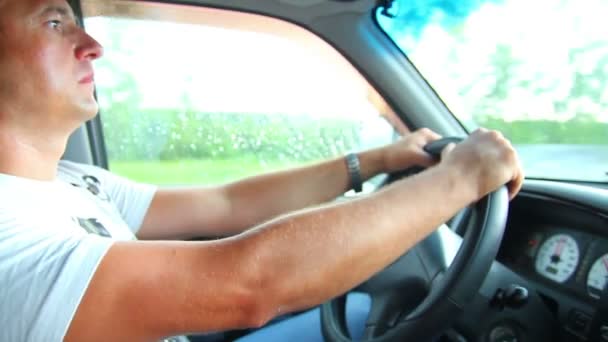 Muž jízdy v autě — Stock video