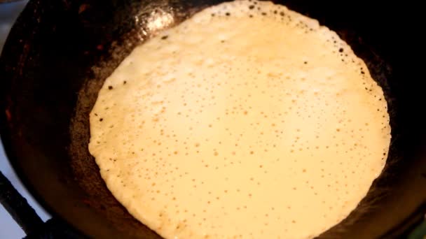 Pfannkuchen backen in einer Pfanne — Stockvideo