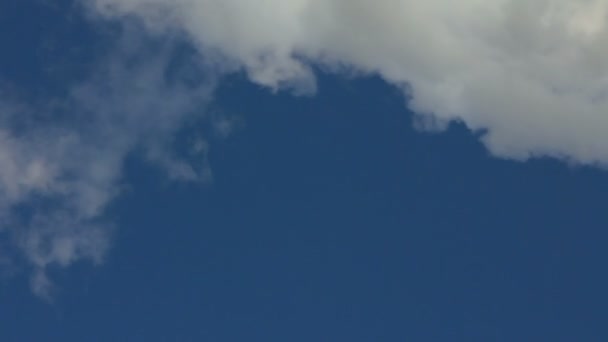 Baca mavi gökyüzü - timelapse altında gelen duman — Stok video