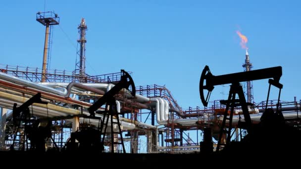 Petrochemische Fabrik und Ölpumpen Silhouette — Stockvideo