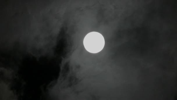 Mond bewegt sich zwischen Wolken — Stockvideo