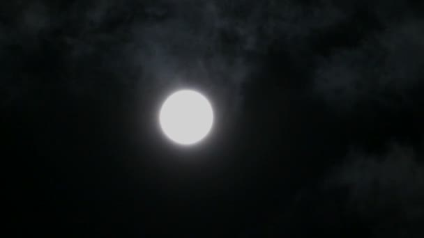 Місяць рухається між хмарами — стокове відео