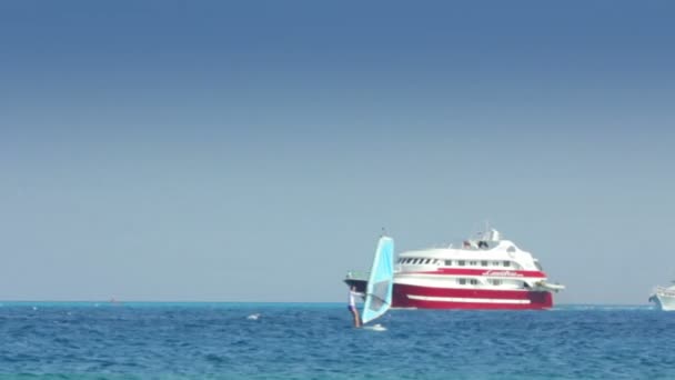 Yachts et surfeurs sur mer turquoise — Video