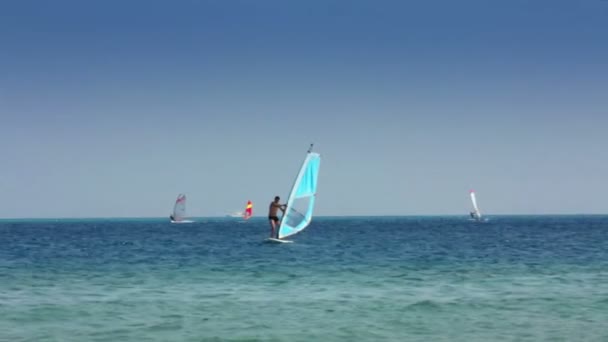 Iates e surfistas no mar azul-turquesa — Vídeo de Stock