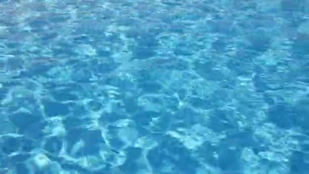 Kolam renang dengan riak latar belakang air pirus — Stok Video
