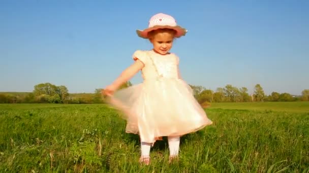 Gelukkig meisje in jurk op weide — Stockvideo