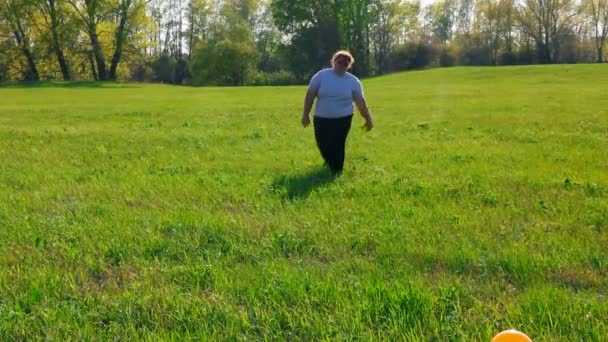 Deporte - mujer con sobrepeso corriendo en el prado verde — Vídeo de stock