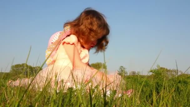 草原上的小女孩吃苹果 — 图库视频影像