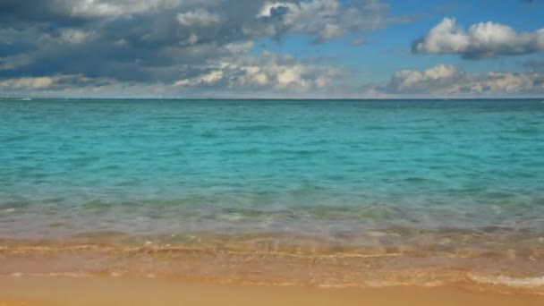 Turquoise sea water waves and sand beach — Stock Video