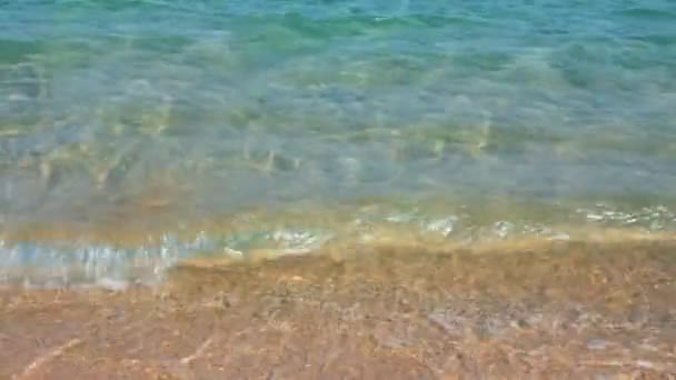Tyrkysová mořská voda vlny a písečná pláž — Stock video