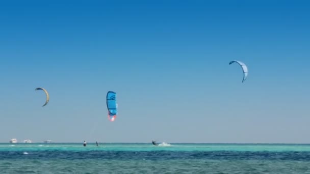 Kite surf - surfistas en la superficie azul del mar - timelapse — Vídeos de Stock