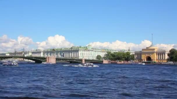 Rio Neva no centro histórico de São Petersburgo, Rússia - timelapse — Vídeo de Stock