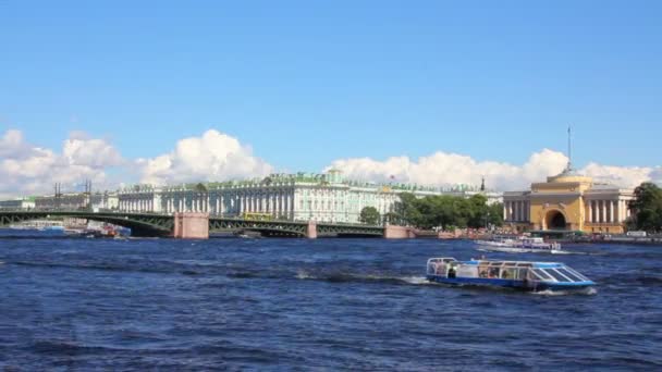 Rivier de Neva in het historische centrum van Sint-petersburg, Rusland — Stockvideo