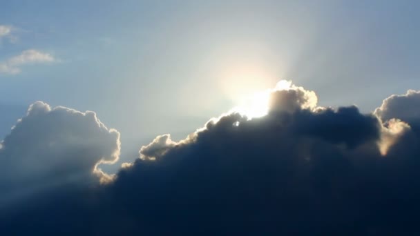 Nubes plumosas flotando lentamente en el cielo solar azul oscuro — Vídeo de stock