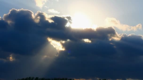 Flauschige Wolken schweben langsam am dunkelblauen Sonnenhimmel — Stockvideo