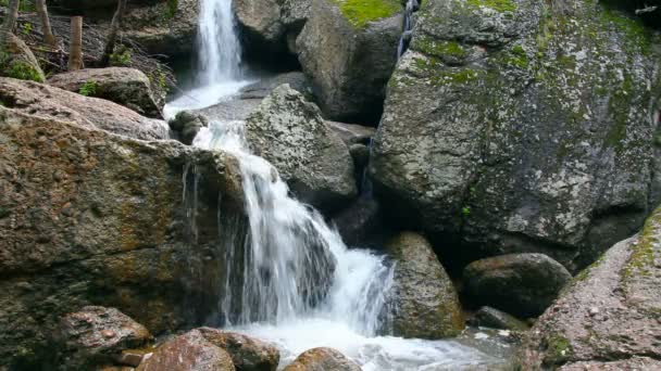 Wasserfall zwischen Felsen aus nächster Nähe — Stockvideo