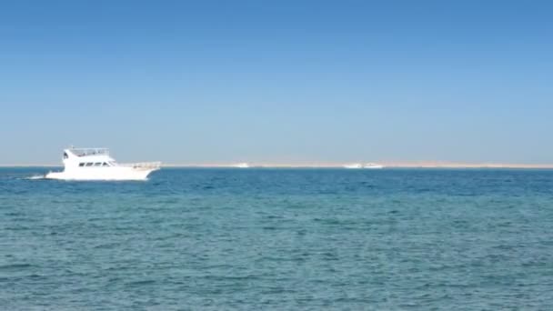 Navio branco navegando no mar azul-turquesa — Vídeo de Stock