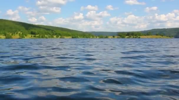 Καλοκαίρι λίμνη με κύματα κάτω από μπλε ουρανό — Αρχείο Βίντεο