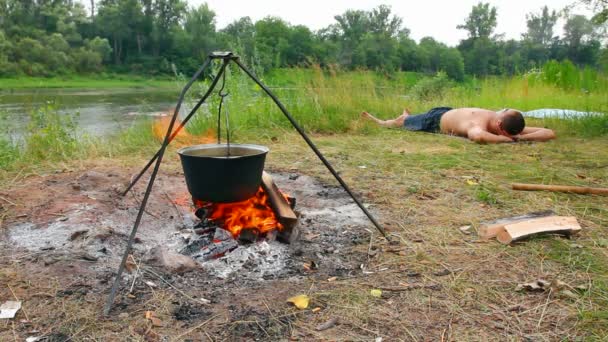 Camping - hervidor de agua sobre fogata — Vídeos de Stock