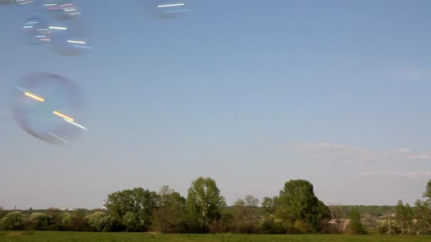 Seifenblasen fliegen auf blauem Himmel Hintergrund — Stockvideo