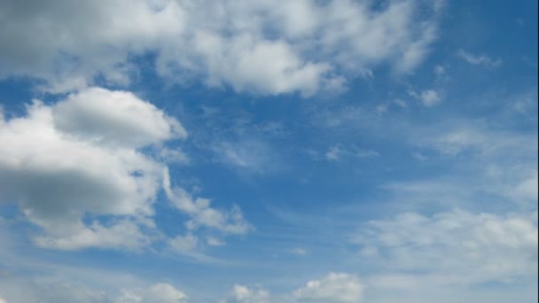 Время с движущимися облаками — стоковое видео