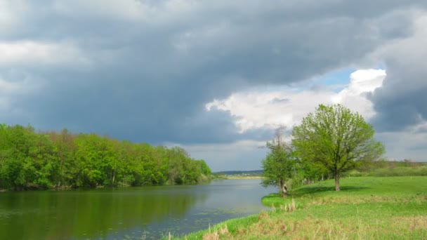 Timelapse z burzowe chmury ruchu nad jeziorem — Wideo stockowe