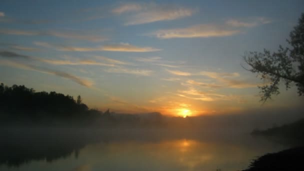 Zeitraffer-Landschaft mit Sonnenaufgang über Fluss — Stockvideo