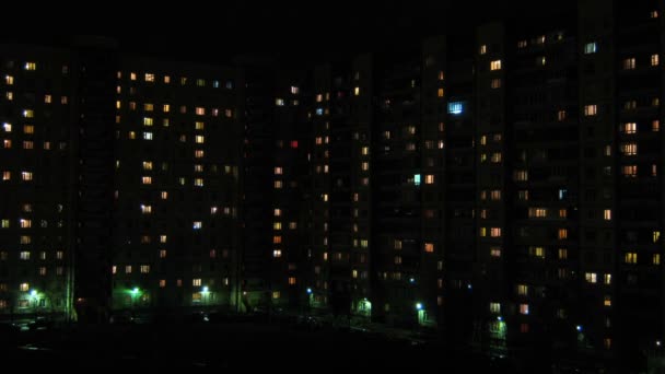 Fönstren i husen lyser på natten och gå ut - timelapse — Stockvideo