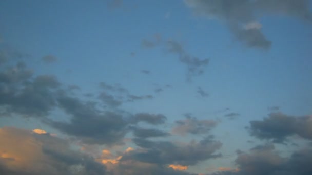 Bulutlu gökyüzü akşam ile timelapse — Stok video