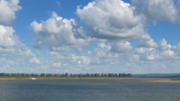 Timelapse com nuvens se movendo sobre o rio - zoom out — Vídeo de Stock