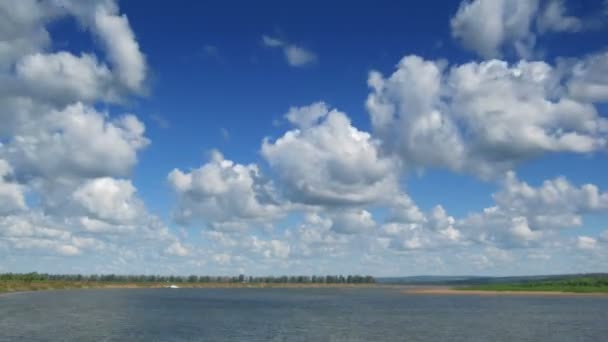 Timelapse com nuvens se movendo sobre o rio - zoom out — Vídeo de Stock