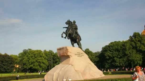 Памятник Петру I в Санкт-Петербурге Россия - время в движении — стоковое видео