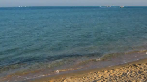 Vista dalla spiaggia alle navi che navigano in mare - timelapse — Video Stock