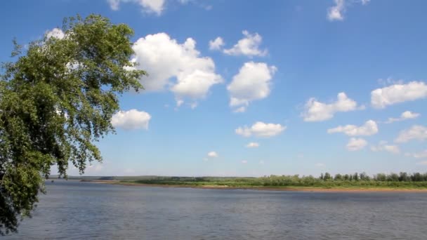 Landschaft mit Wolken über dem Fluss — Stockvideo