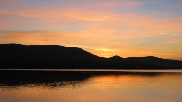 Salida del sol en el lago de la mañana con montaña — Vídeo de stock