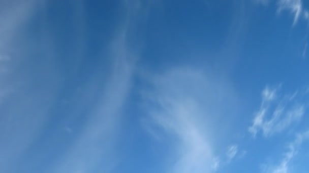 Cielo azul con fondo de nubes vellosas en movimiento — Vídeo de stock