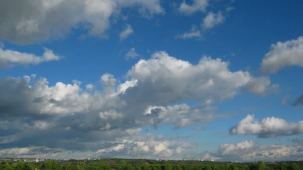 Timelapse con nubes moviéndose sobre la ciudad lejana — Vídeos de Stock