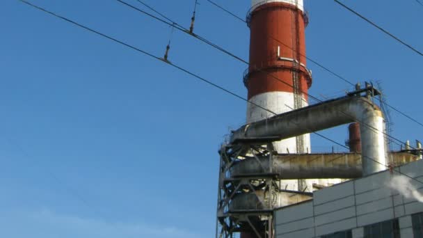 Cheminée d'usine avec fumée sous le ciel bleu - timelapse — Video