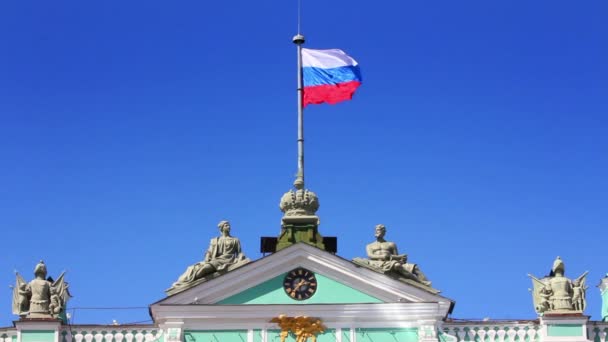 エルミタージュ美術館 (冬宮殿) - サンクトペテルブルクでフラグメントします。 — ストック動画