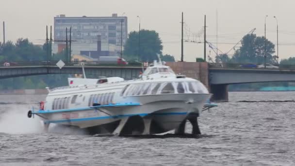 Meteor - bärplansbåt båt på floden neva i st. petersburg Ryssland — Stockvideo