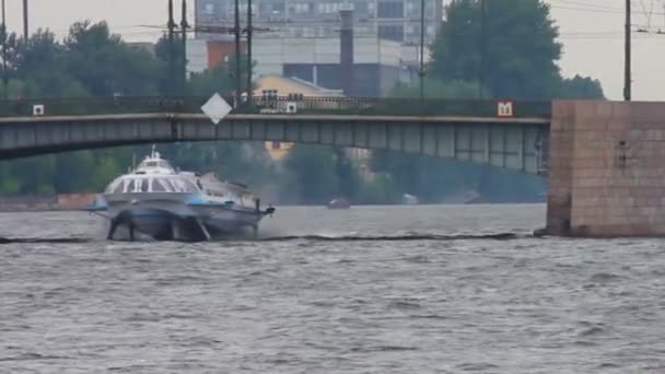 Meteor - draagvleugelboot boot op de rivier de neva in Sint-petersburg, Rusland — Stockvideo