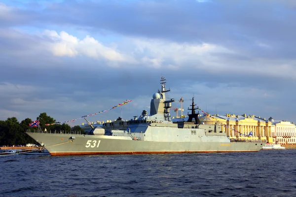 Nave militar en el río Neva - día de la Marina en San Petersburgo —  Fotos de Stock